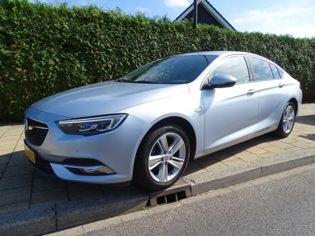 Opel Insignia 2018 Benzine Handgeschakeld leasen