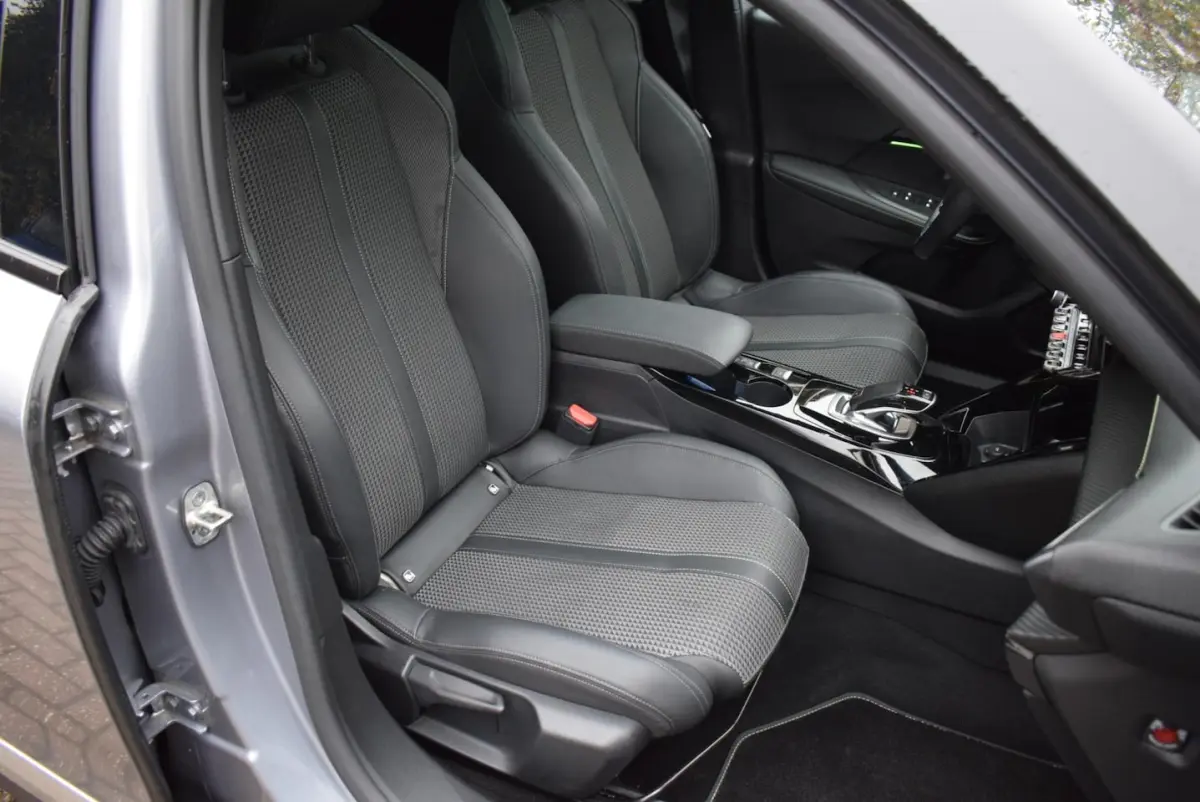 1.2 PureTech GT-Line AUTOM AIRCO-ECC/NAVI/PANO DAK/CRUISE/SFEERVERL/TREKH/NL-AUTO/XENON LE
