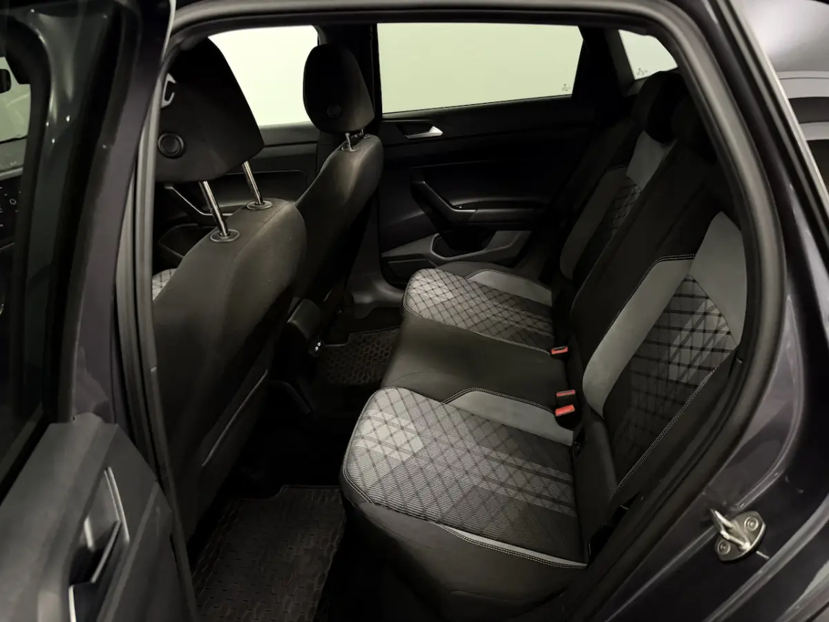 1.0 TSI R-Line Camera, Navi, Virtual desk, Stoelverwarming, Keyless start, Cruise control