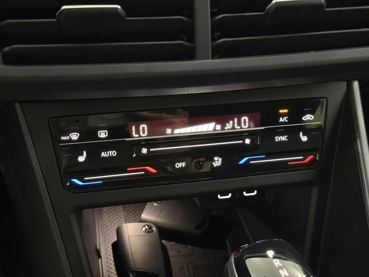 1.0 TSI R-Line Camera, Navi, Virtual desk, Stoelverwarming, Keyless start, Cruise control