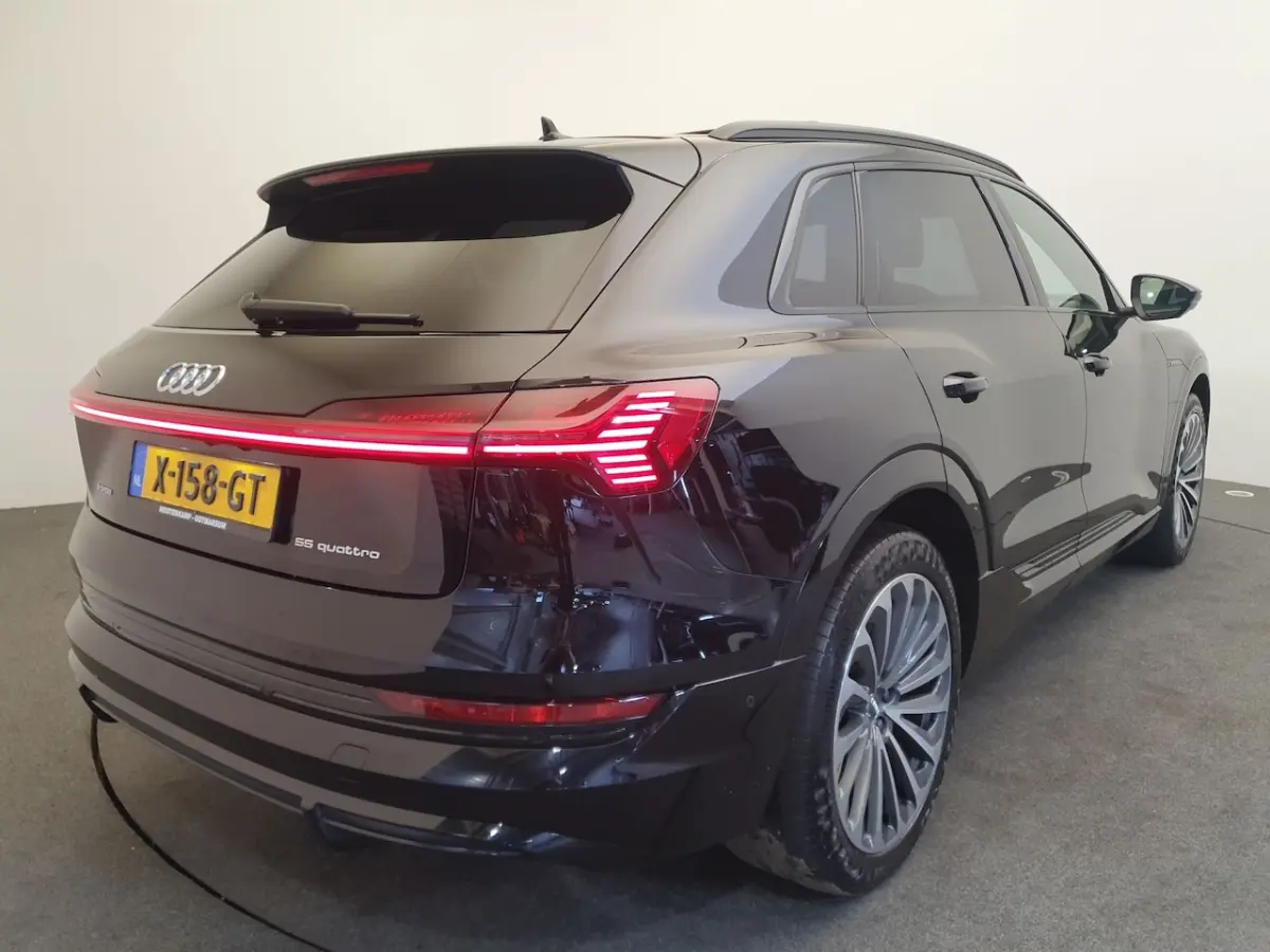 55 quattro S-Line 95 kWh 89% SOH, Luchtvering, Pano, Massage, Soft close, B&O