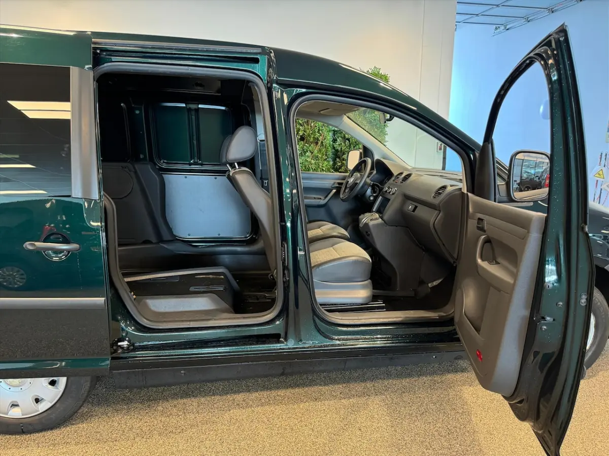 Rolstoelauto 1+1 Automaat Zelfrijder - rolstoel achter het stuur