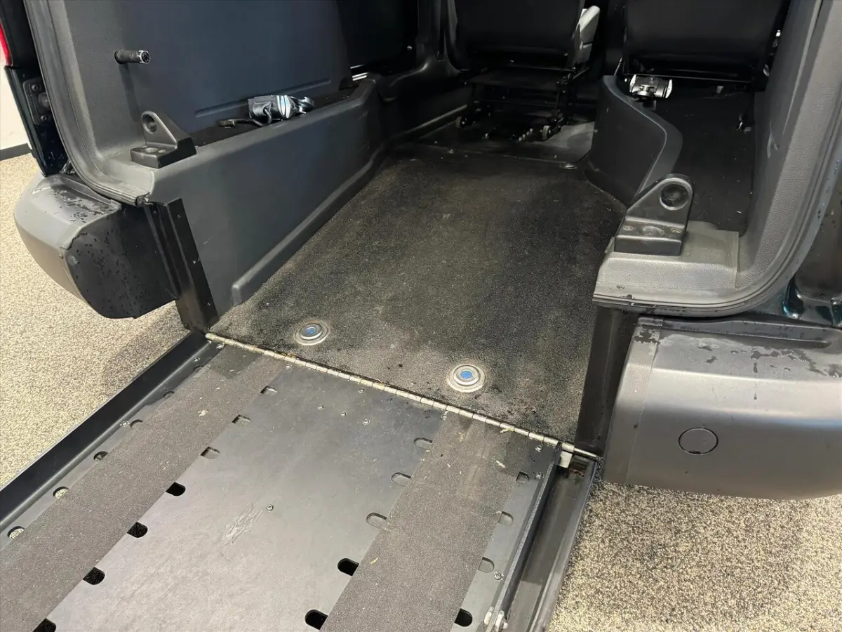 Rolstoelauto 1+1 Automaat Zelfrijder - rolstoel achter het stuur