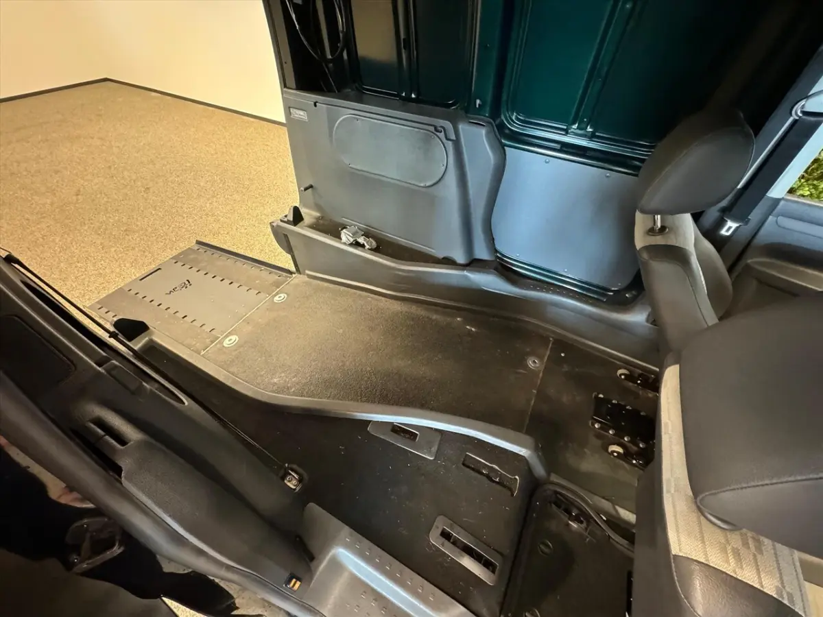 Rolstoelauto 1+1 Automaat Zelfrijder - rolstoel achter het stuur