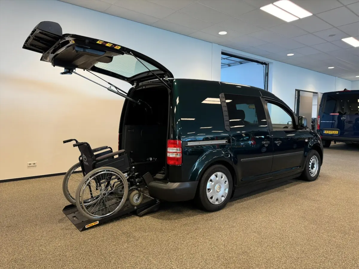 Rolstoelauto 1+1 Automaat Zelfrijder - rolstoel achter het stuur
