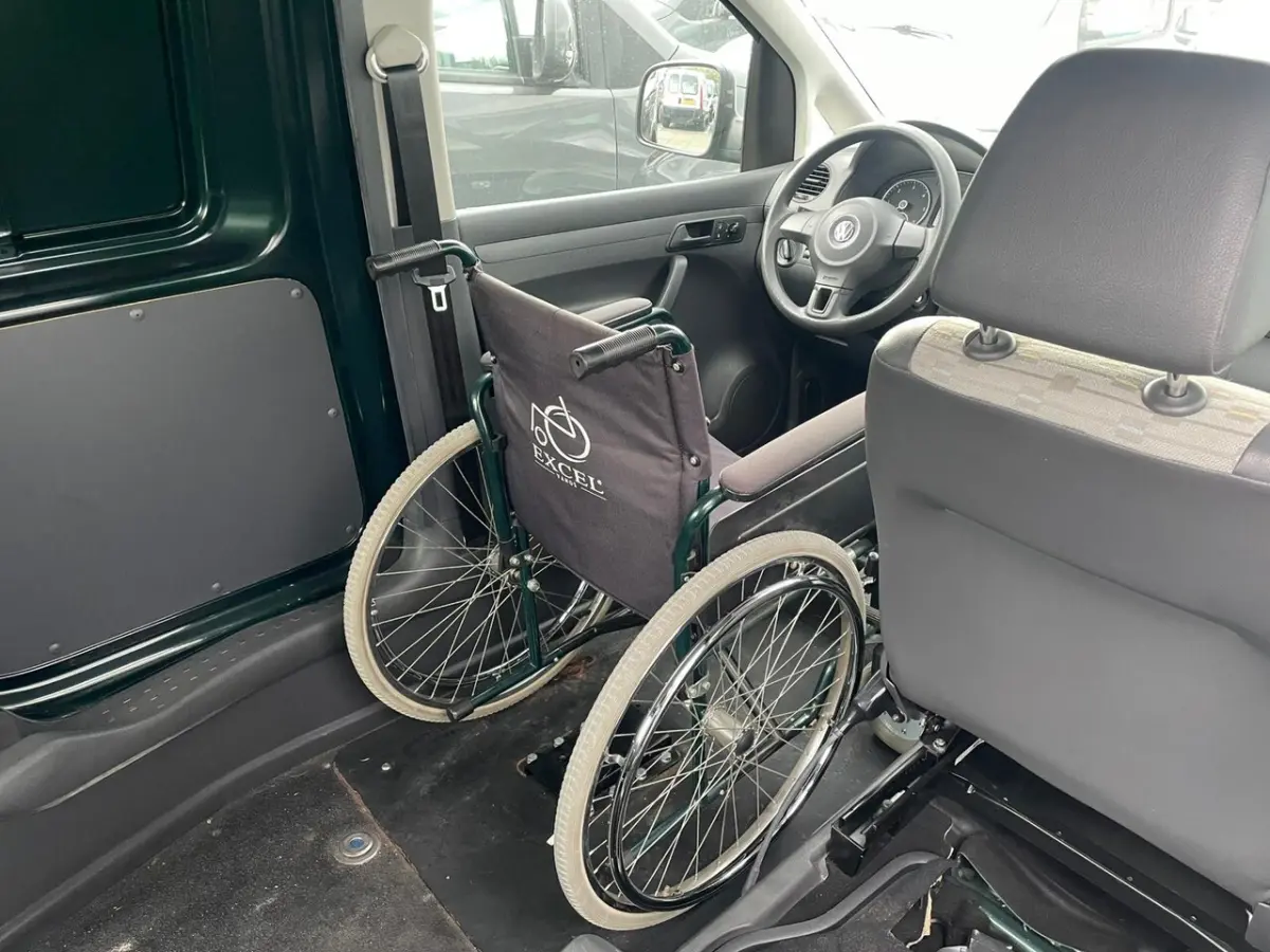 Rolstoelauto 1+1 Automaat Zelfrijder - rolstoel achter het stuur