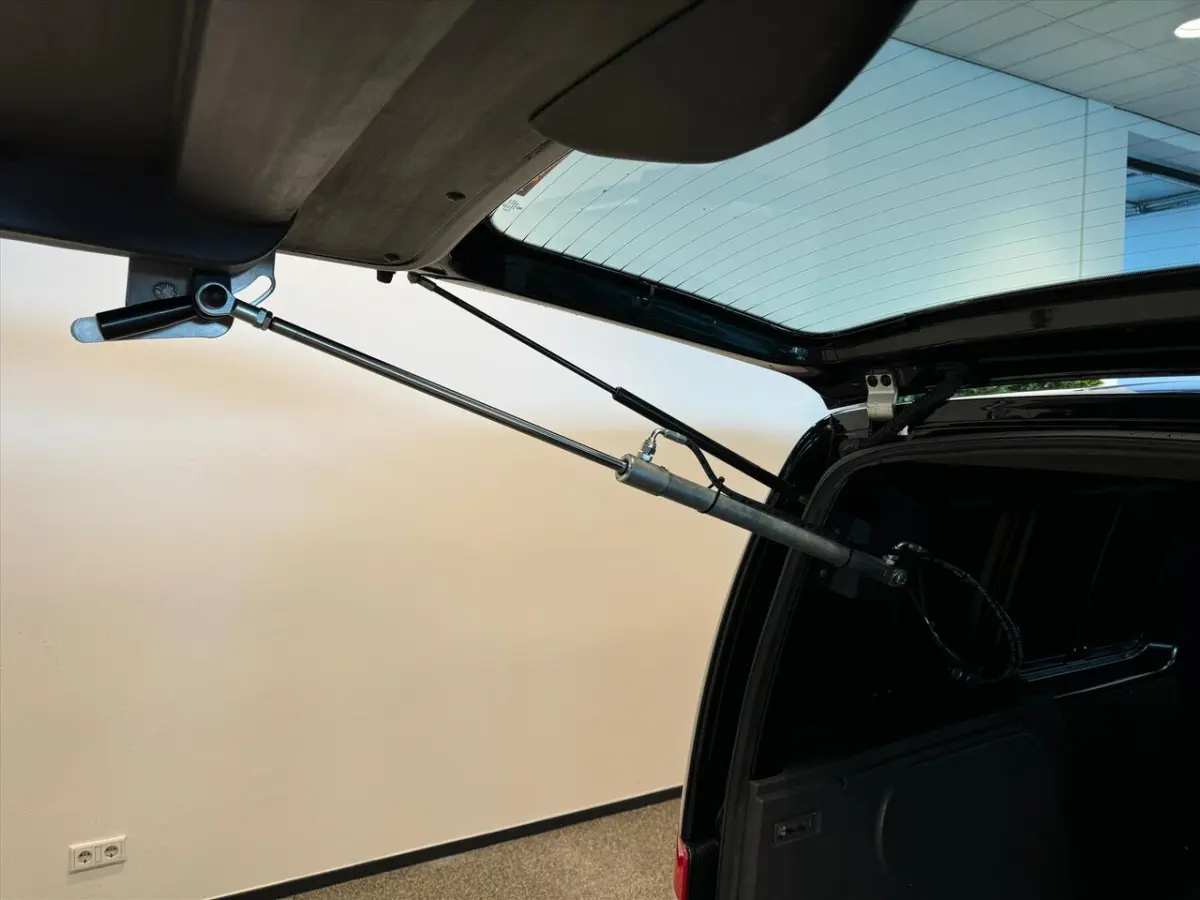 Rolstoelauto 1+1 Automaat Zelfrijder - rolstoel achter het stuur