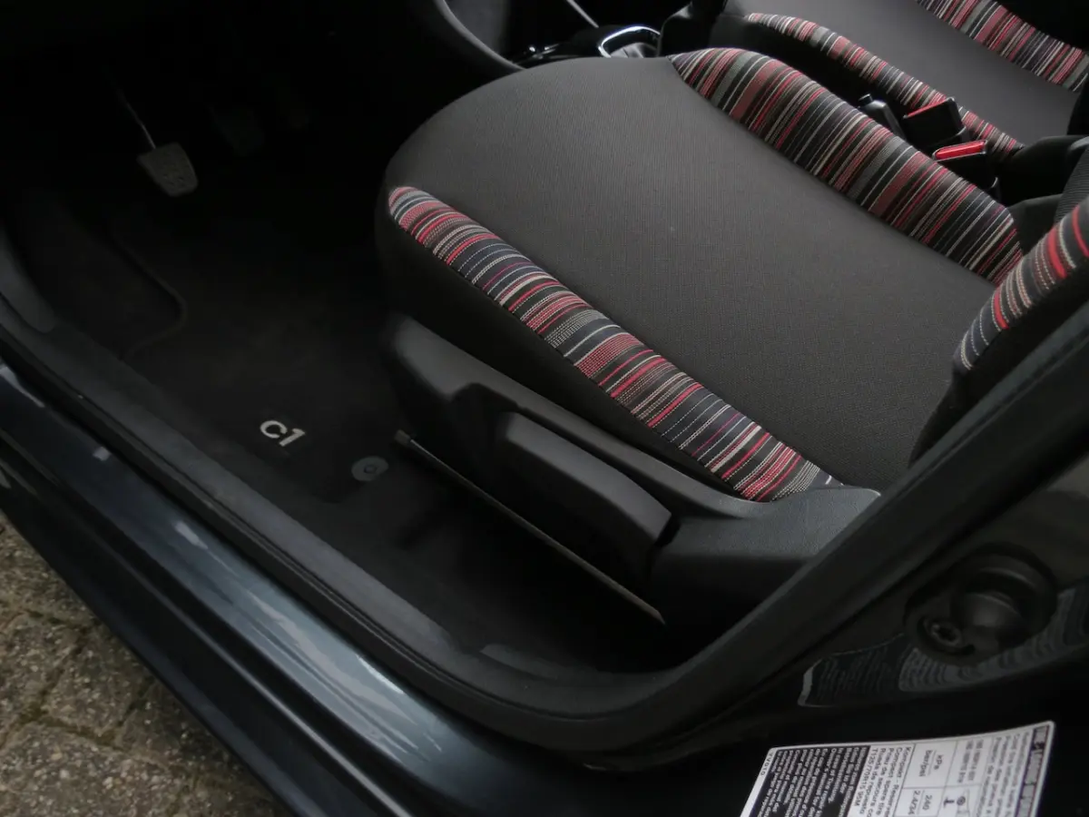 1.0 VTi Feel 5 Drs. Airco|LED|Bluetooth|Electr. Ramen|Radio|Getint Glas