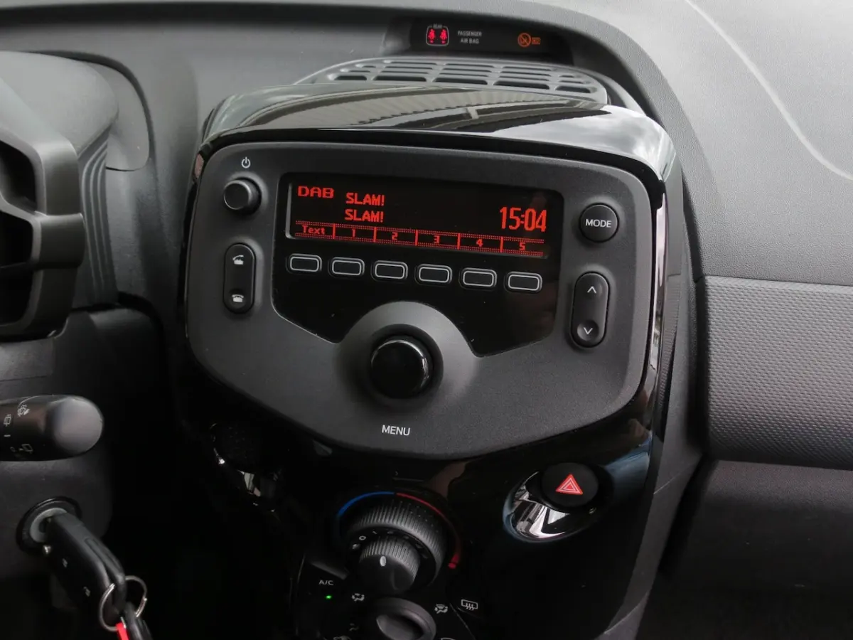 1.0 VTi Feel 5 Drs. Airco|LED|Bluetooth|Electr. Ramen|Radio|Getint Glas