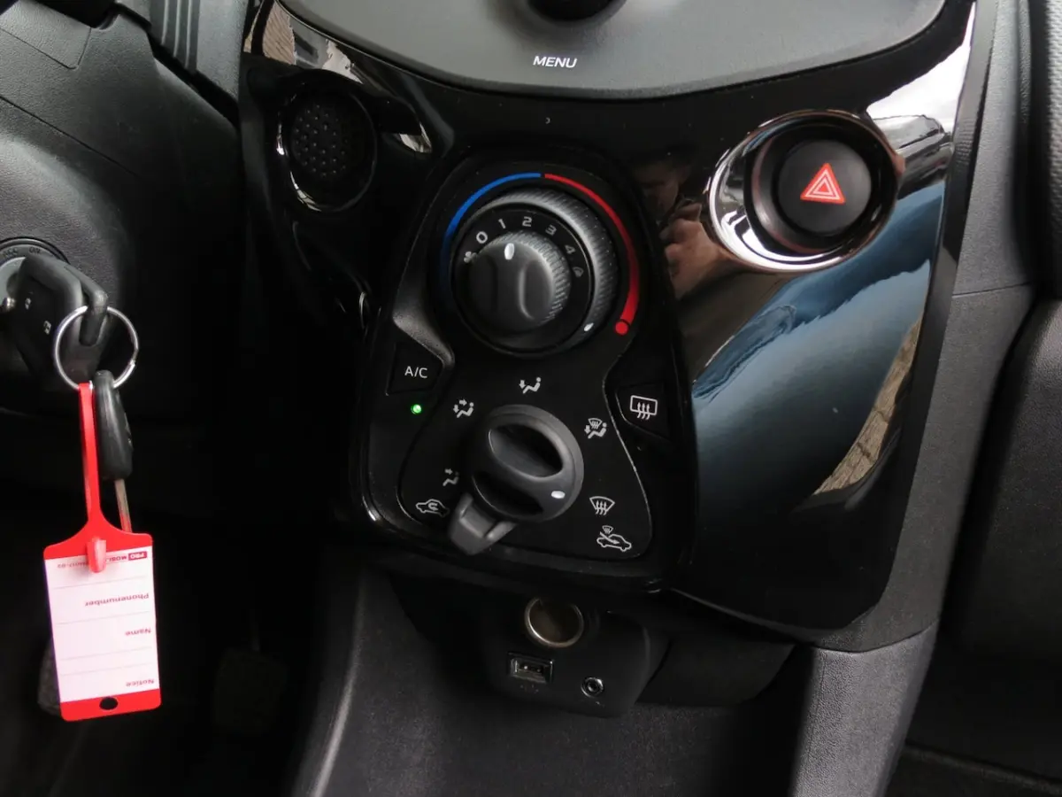 1.0 VTi Feel 5 Drs. Airco|LED|Bluetooth|Electr. Ramen|Radio|Getint Glas