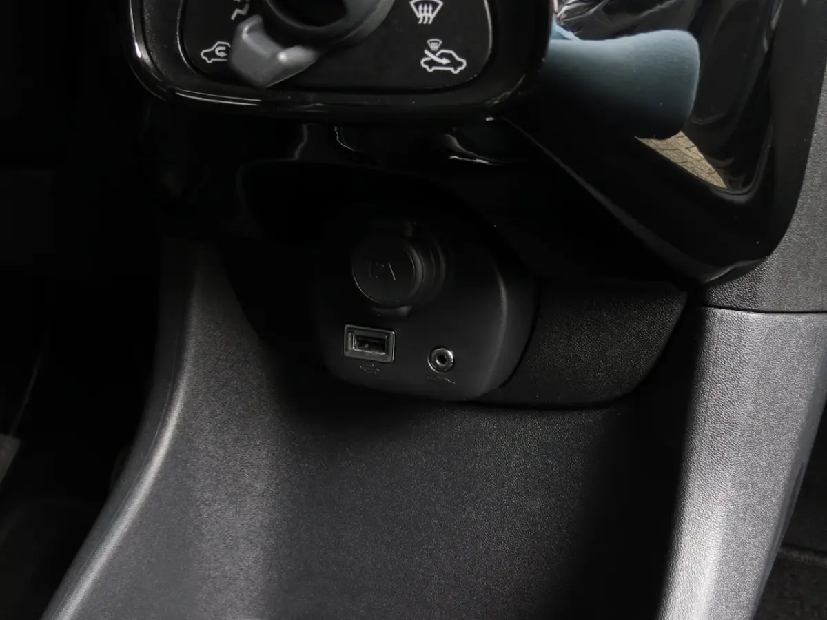 1.0 VTi Feel 5 Drs. Airco|LED|Bluetooth|Electr. Ramen|Radio|Getint Glas