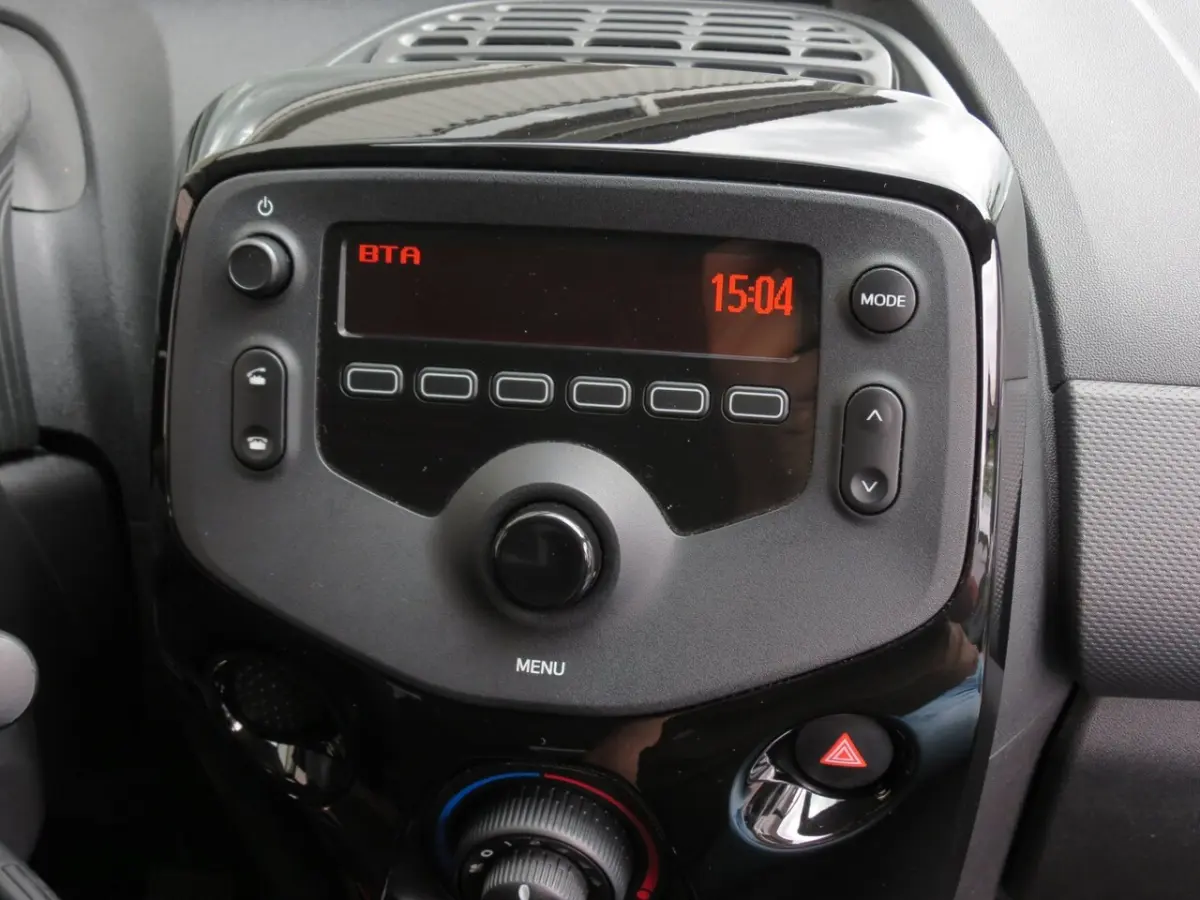 1.0 VTi Feel 5 Drs. Airco|LED|Bluetooth|Electr. Ramen|Radio|Getint Glas
