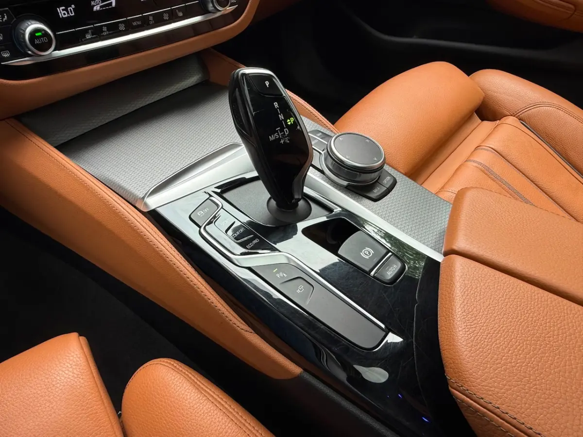 520i High Executive Edition M-Sport NAP Schuifdak/Leder/20 Inch/HK/Car Play/LED/Memory/360