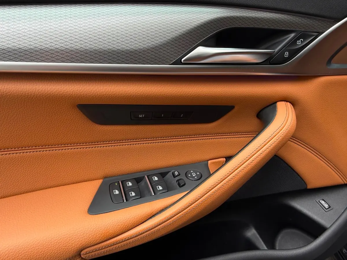 520i High Executive Edition M-Sport NAP Schuifdak/Leder/20 Inch/HK/Car Play/LED/Memory/360