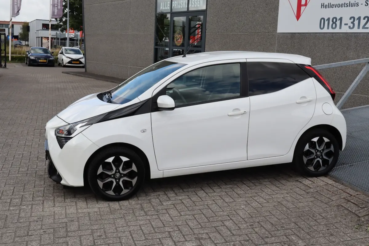 1.0 VVT-i x-joy automaat Apple carplay/Achteruitrijcamera/Climate control/DAB Radio/Licht