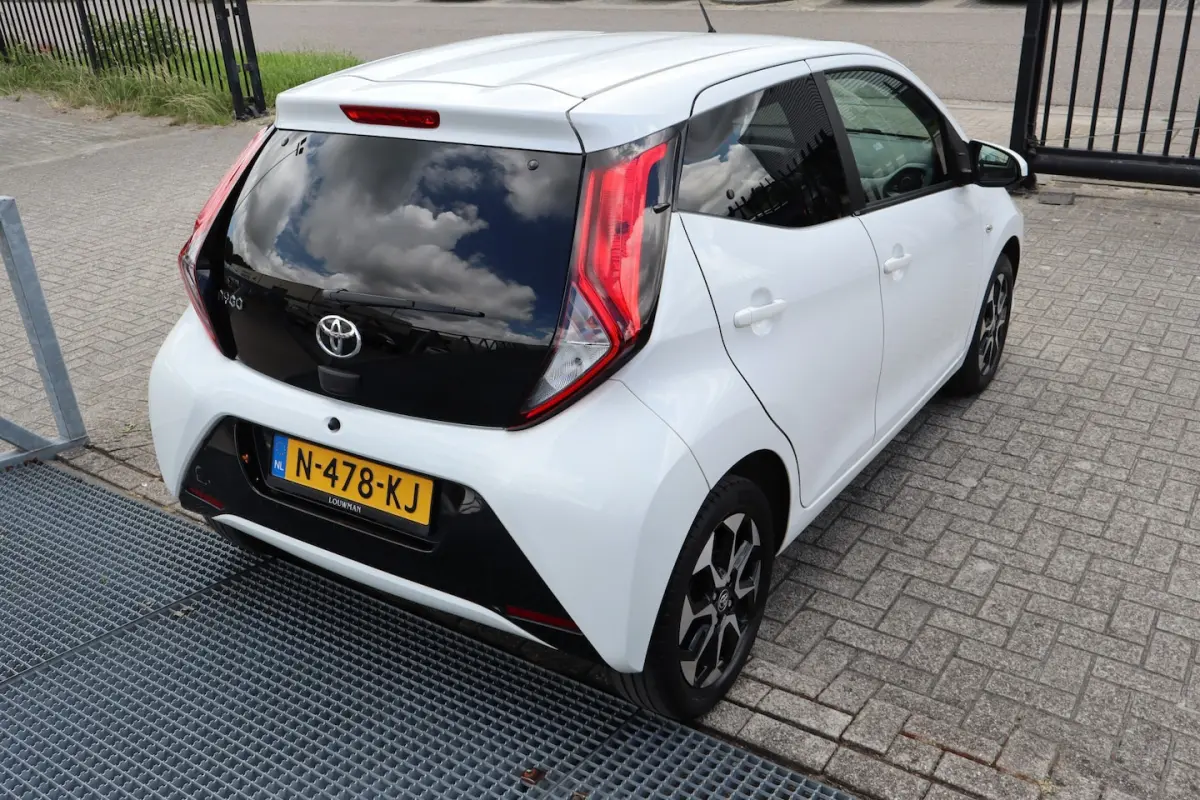 1.0 VVT-i x-joy automaat Apple carplay/Achteruitrijcamera/Climate control/DAB Radio/Licht