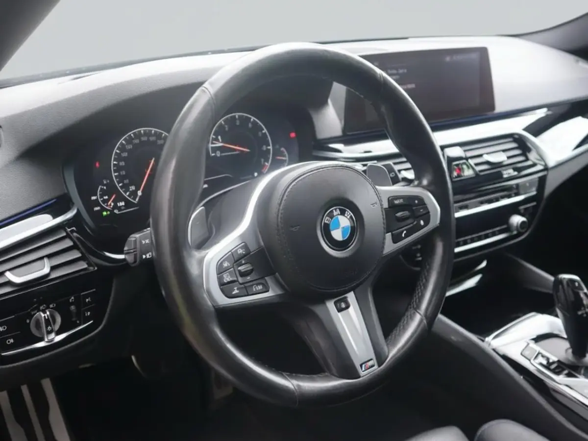 530i High Executive M-Sport | Clima | Cruise | Multimedia/Navi | Pano | Leder| PDC + 360 c