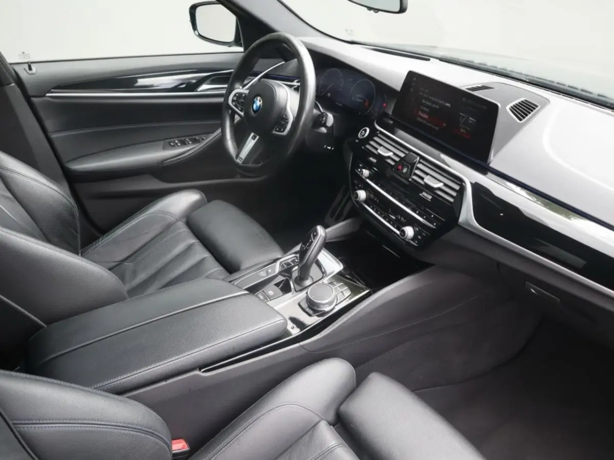 530i High Executive M-Sport | Clima | Cruise | Multimedia/Navi | Pano | Leder| PDC + 360 c