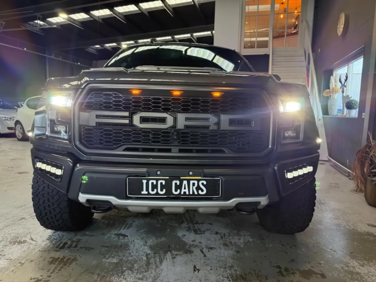 USA 3.5 V6 Ecoboost SuperCrew Raptor, panoramadak, live valve suspension