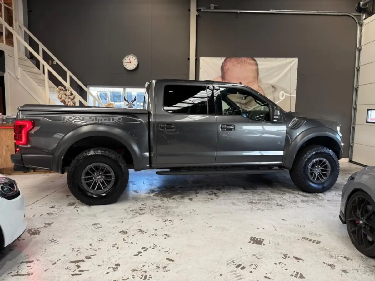 USA 3.5 V6 Ecoboost SuperCrew Raptor, panoramadak, live valve suspension