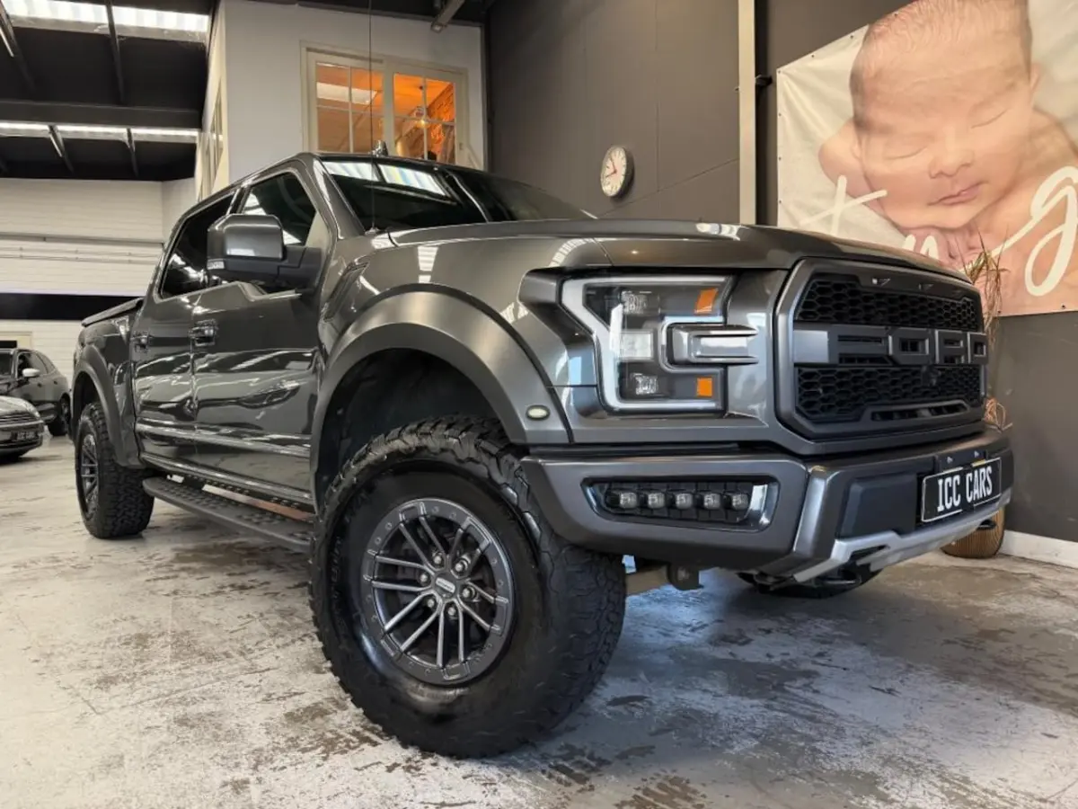 USA 3.5 V6 Ecoboost SuperCrew Raptor, panoramadak, live valve suspension