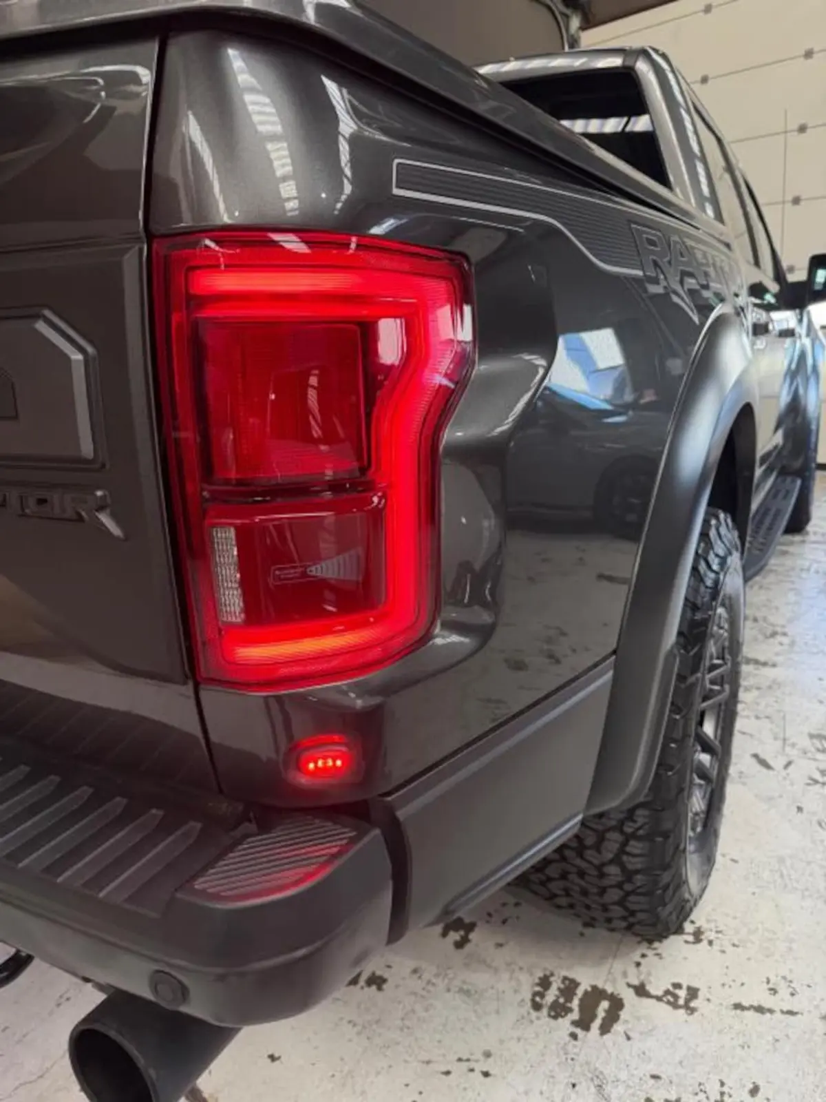 USA 3.5 V6 Ecoboost SuperCrew Raptor, panoramadak, live valve suspension