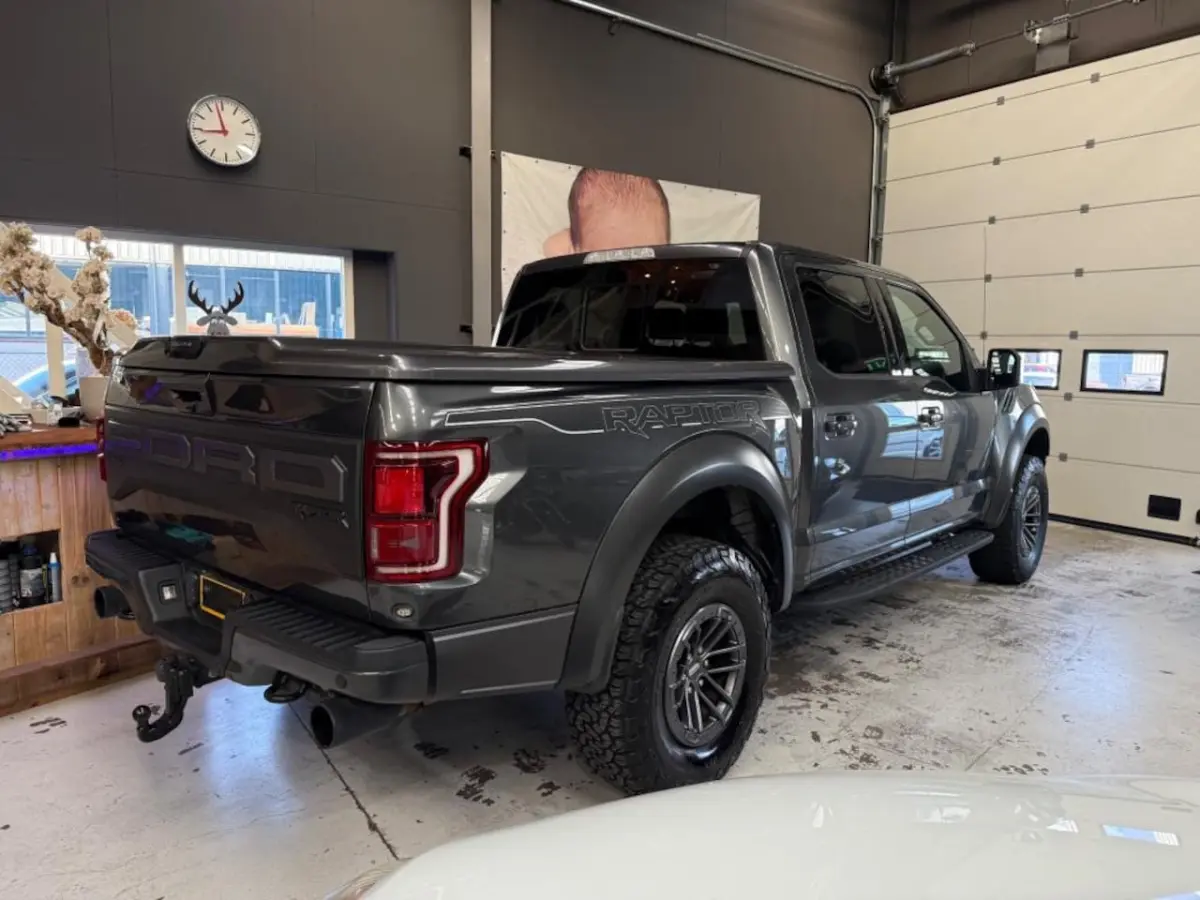 USA 3.5 V6 Ecoboost SuperCrew Raptor, panoramadak, live valve suspension