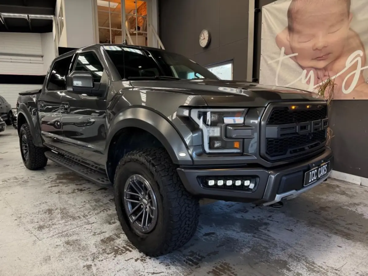 USA 3.5 V6 Ecoboost SuperCrew Raptor, panoramadak, live valve suspension