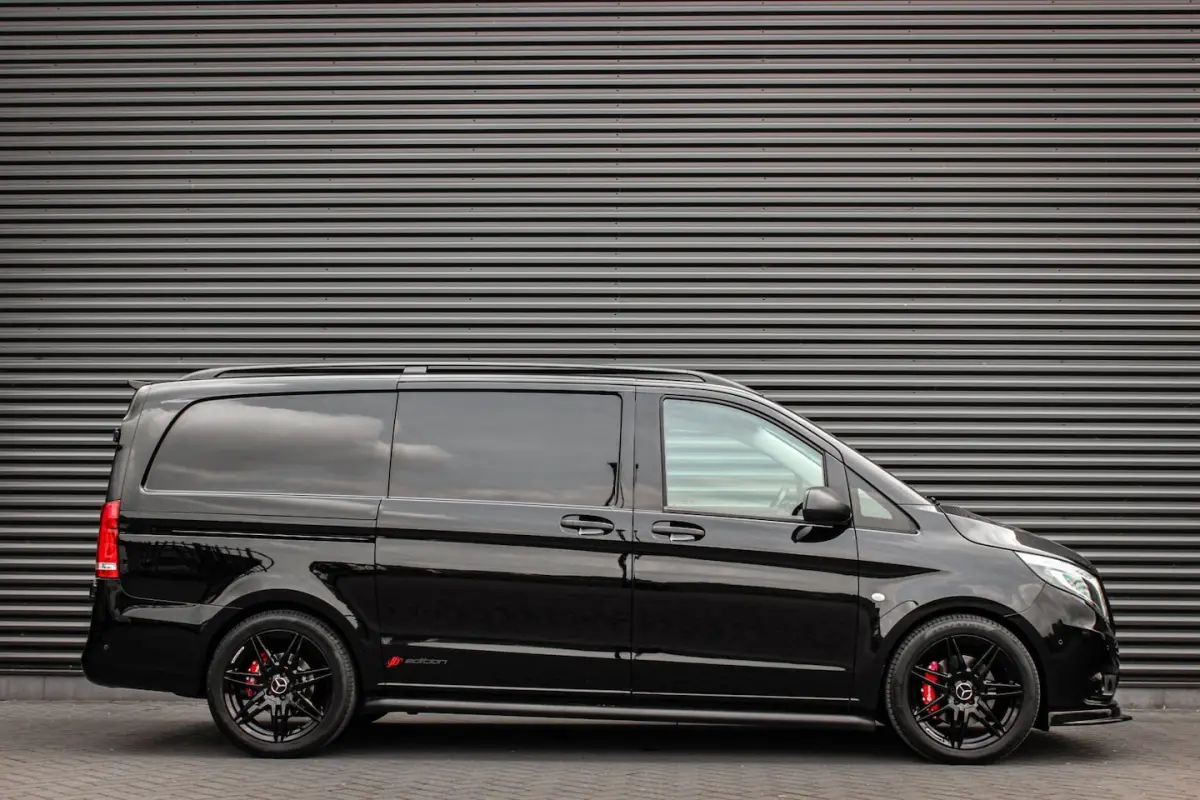 119CDI 190PK LANG JB-EDITION FULL BLACK / AMG / SPOILER / VERLAGINGSVEREN / NAVIGATIE / SI