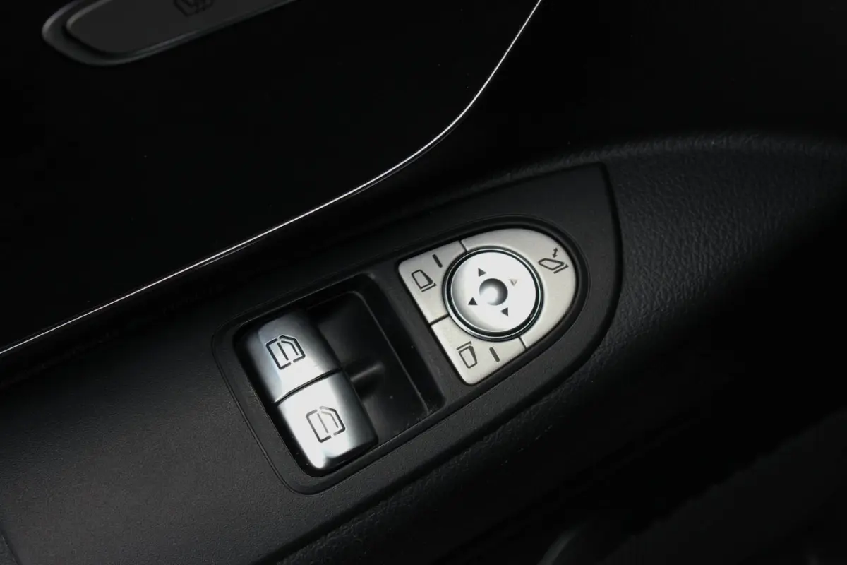 119CDI 190PK LANG JB-EDITION FULL BLACK / AMG / SPOILER / VERLAGINGSVEREN / NAVIGATIE / SI