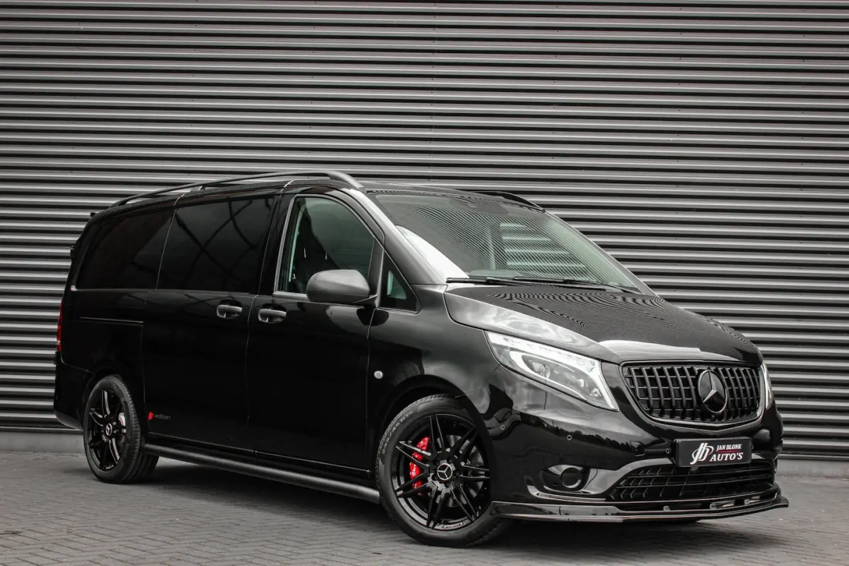 119CDI 190PK LANG JB-EDITION FULL BLACK / AMG / SPOILER / VERLAGINGSVEREN / NAVIGATIE / SI
