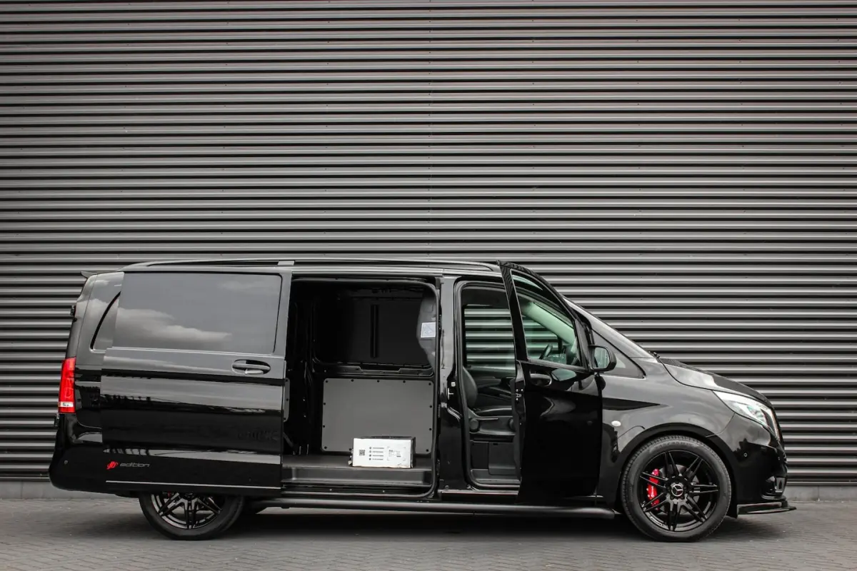 119CDI 190PK LANG JB-EDITION FULL BLACK / AMG / SPOILER / VERLAGINGSVEREN / NAVIGATIE / SI