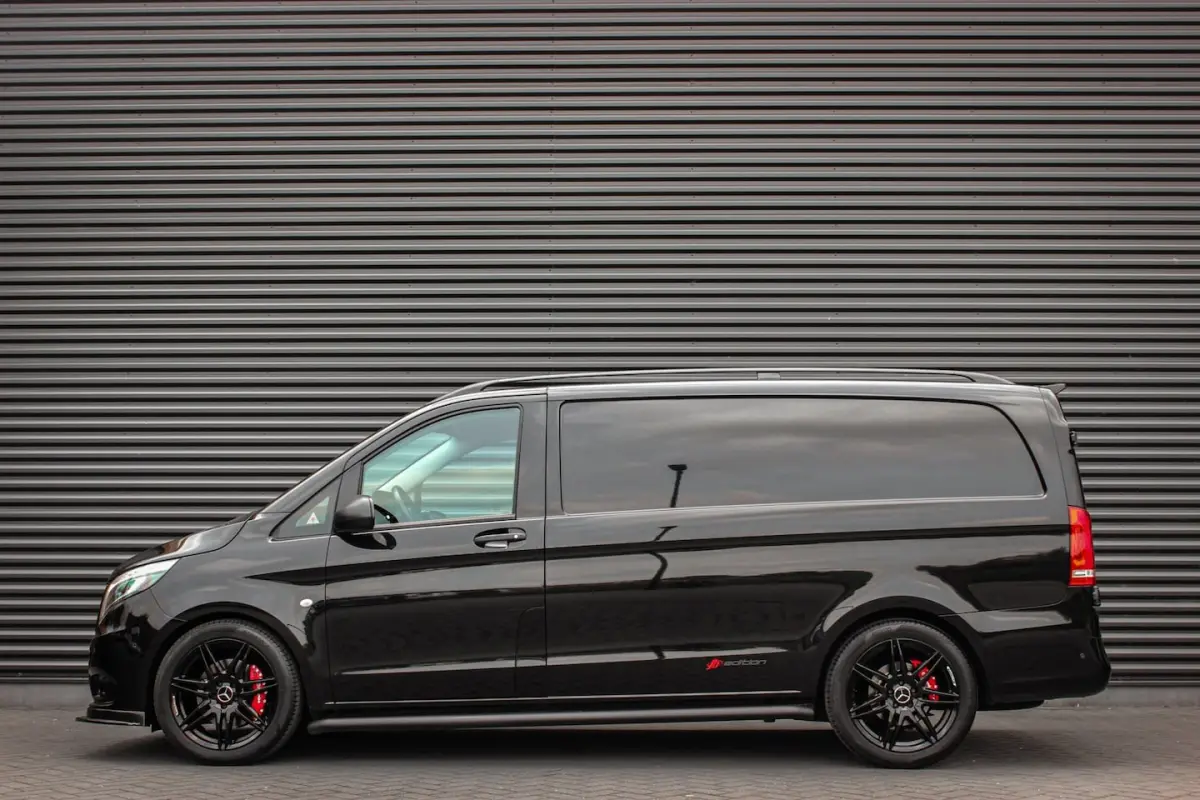 119CDI 190PK LANG JB-EDITION FULL BLACK / AMG / SPOILER / VERLAGINGSVEREN / NAVIGATIE / SI