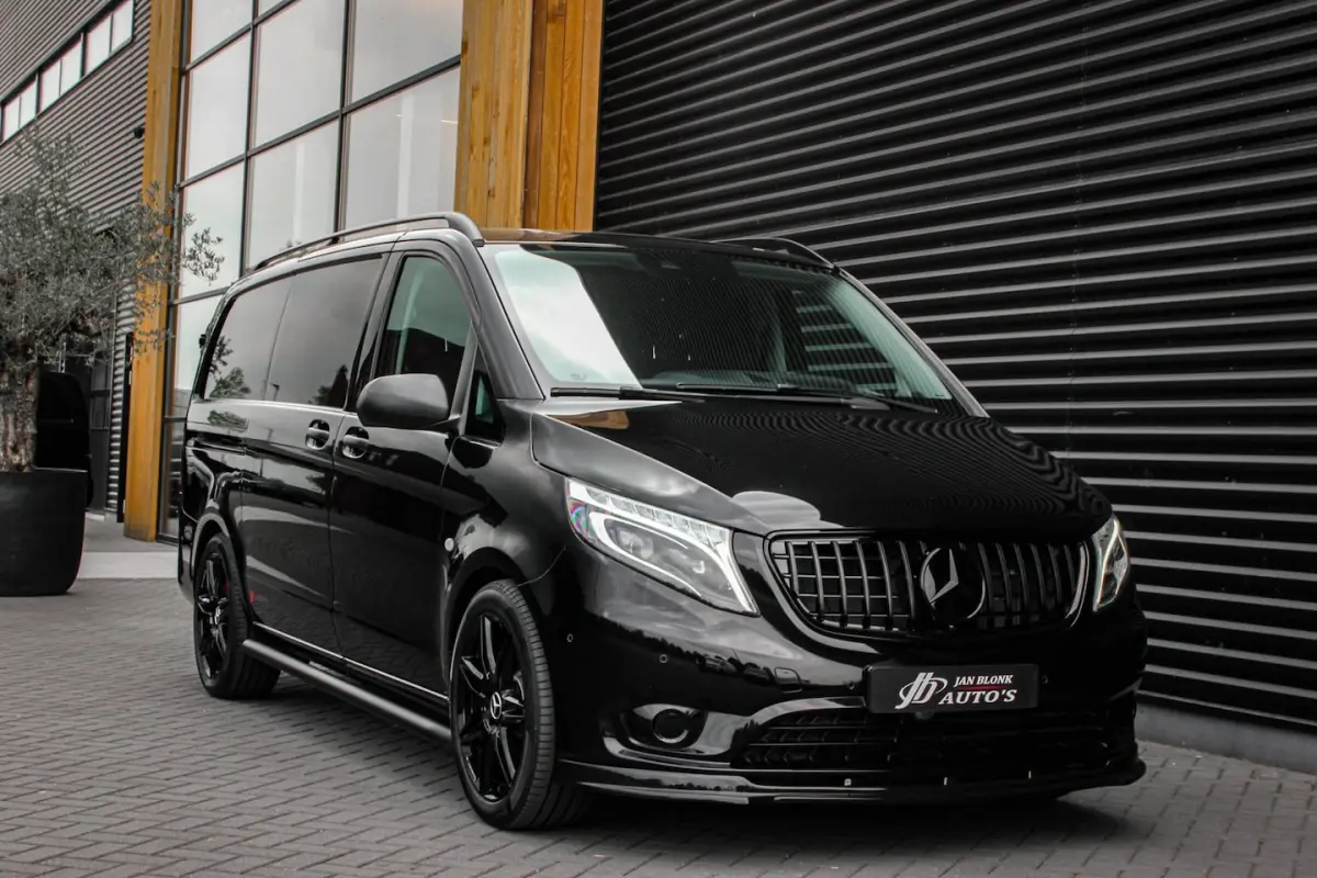 119CDI 190PK LANG JB-EDITION FULL BLACK / AMG / SPOILER / VERLAGINGSVEREN / NAVIGATIE / SI