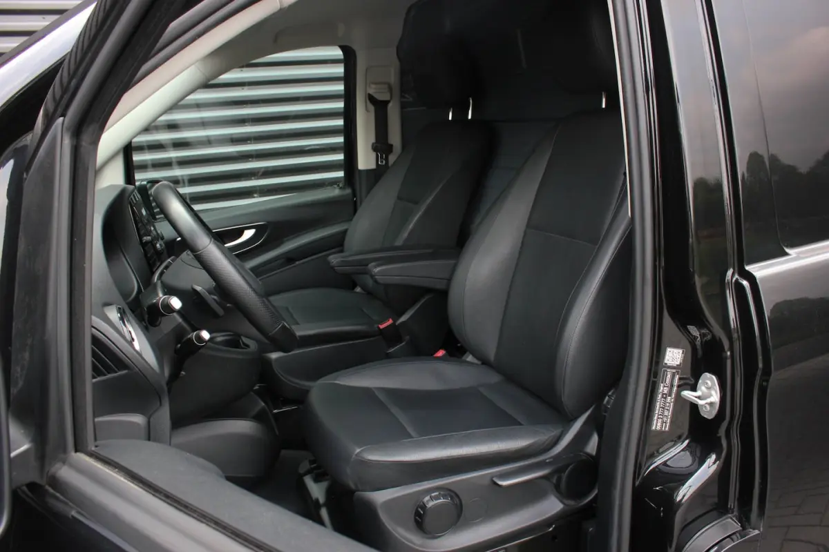 119CDI 190PK LANG JB-EDITION FULL BLACK / AMG / SPOILER / VERLAGINGSVEREN / NAVIGATIE / SI