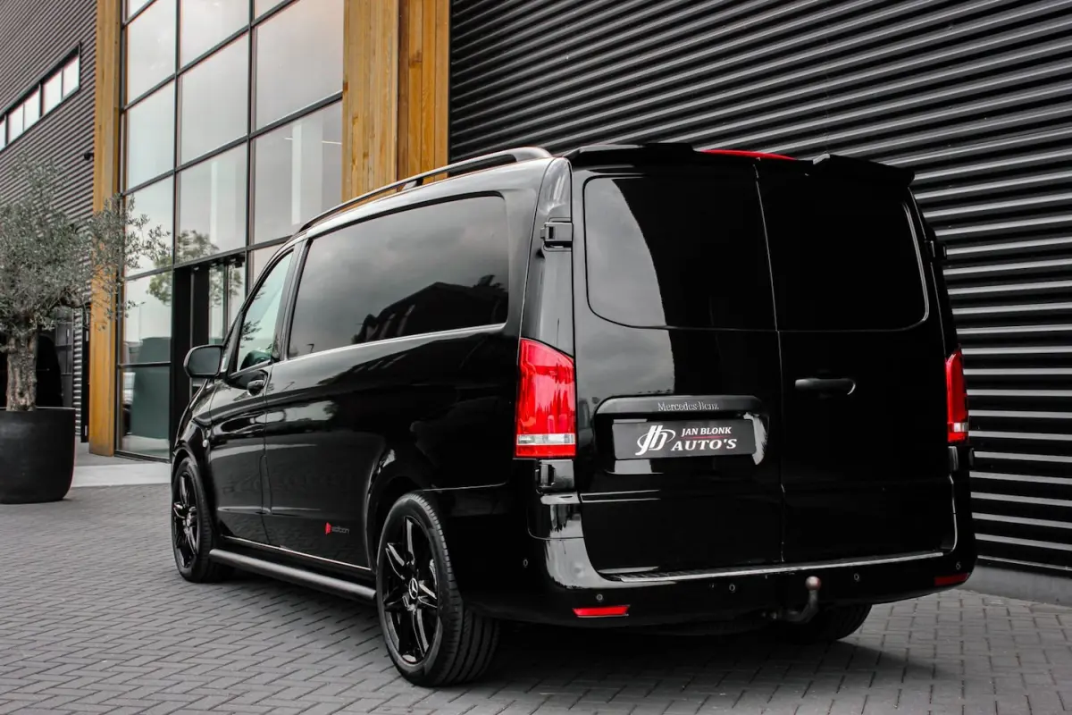 119CDI 190PK LANG JB-EDITION FULL BLACK / AMG / SPOILER / VERLAGINGSVEREN / NAVIGATIE / SI