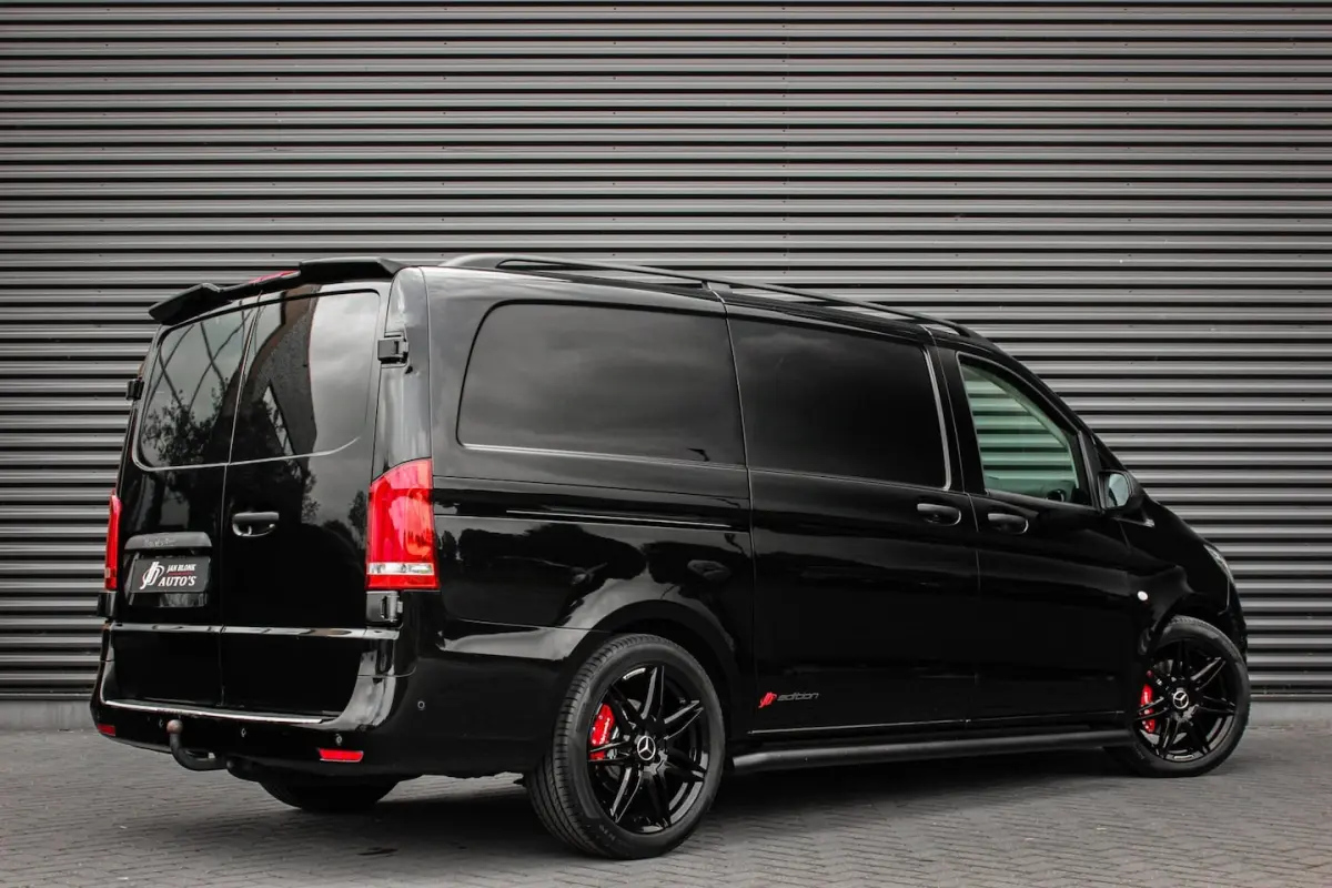 119CDI 190PK LANG JB-EDITION FULL BLACK / AMG / SPOILER / VERLAGINGSVEREN / NAVIGATIE / SI
