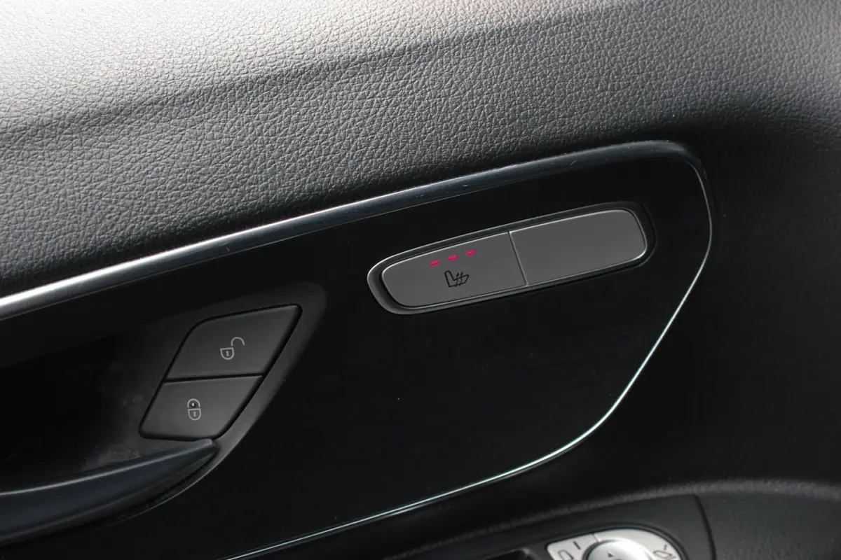 119CDI 190PK LANG JB-EDITION FULL BLACK / AMG / SPOILER / VERLAGINGSVEREN / NAVIGATIE / SI