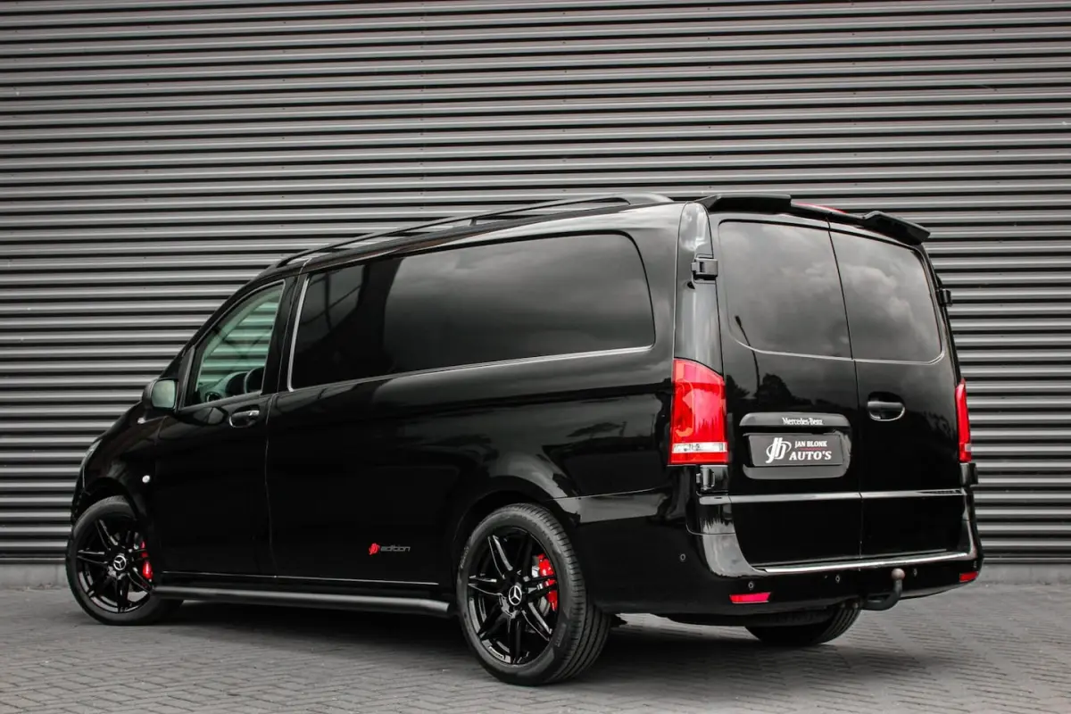 119CDI 190PK LANG JB-EDITION FULL BLACK / AMG / SPOILER / VERLAGINGSVEREN / NAVIGATIE / SI