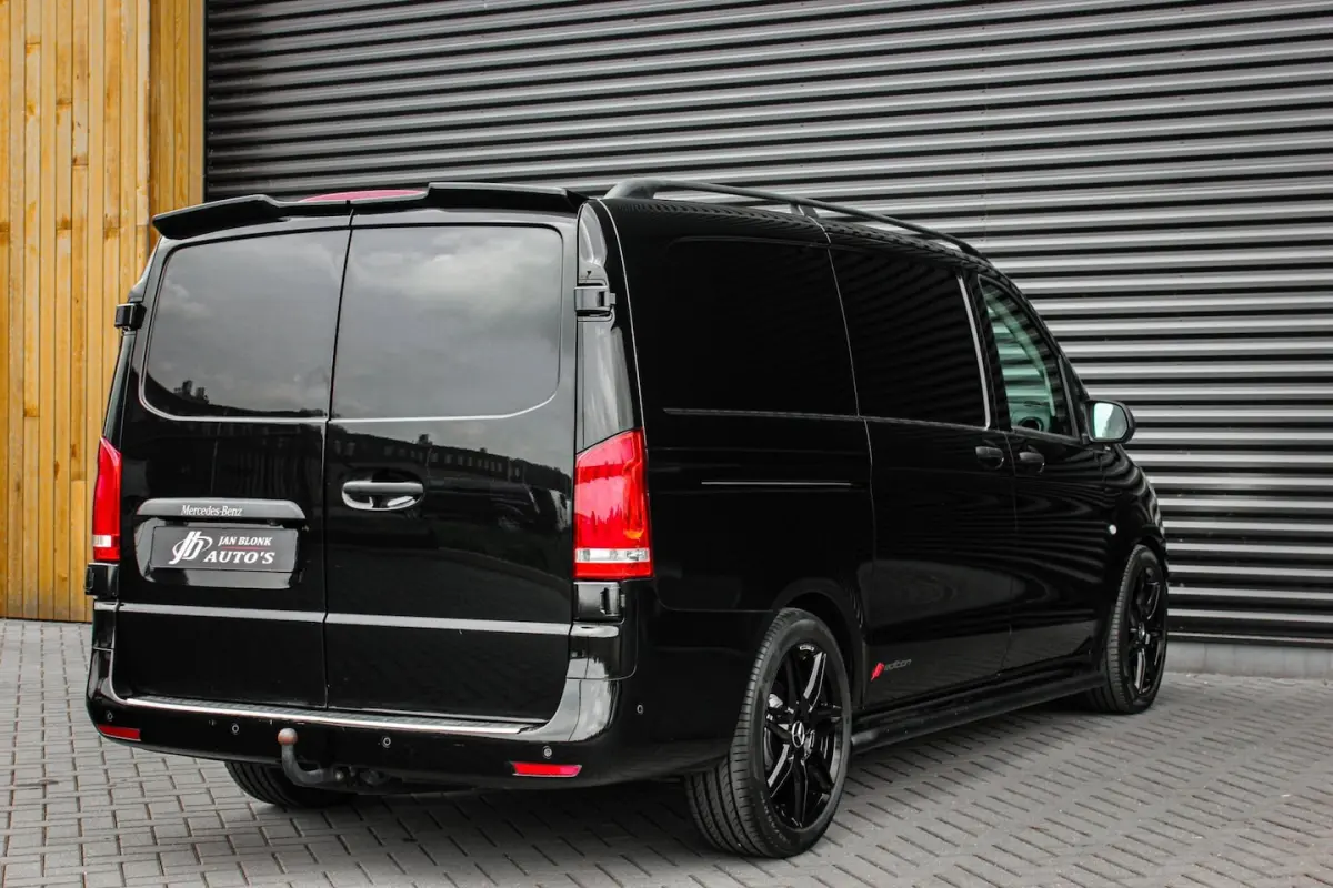 119CDI 190PK LANG JB-EDITION FULL BLACK / AMG / SPOILER / VERLAGINGSVEREN / NAVIGATIE / SI