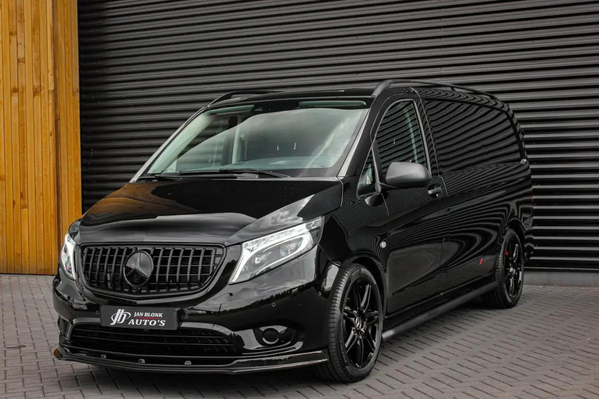 119CDI 190PK LANG JB-EDITION FULL BLACK / AMG / SPOILER / VERLAGINGSVEREN / NAVIGATIE / SI