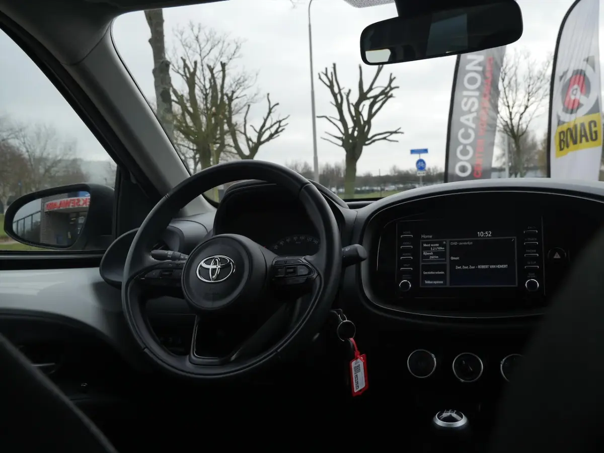 1.0 VVT-i MT 72pk Play | Carplay | Cruise | Camera |