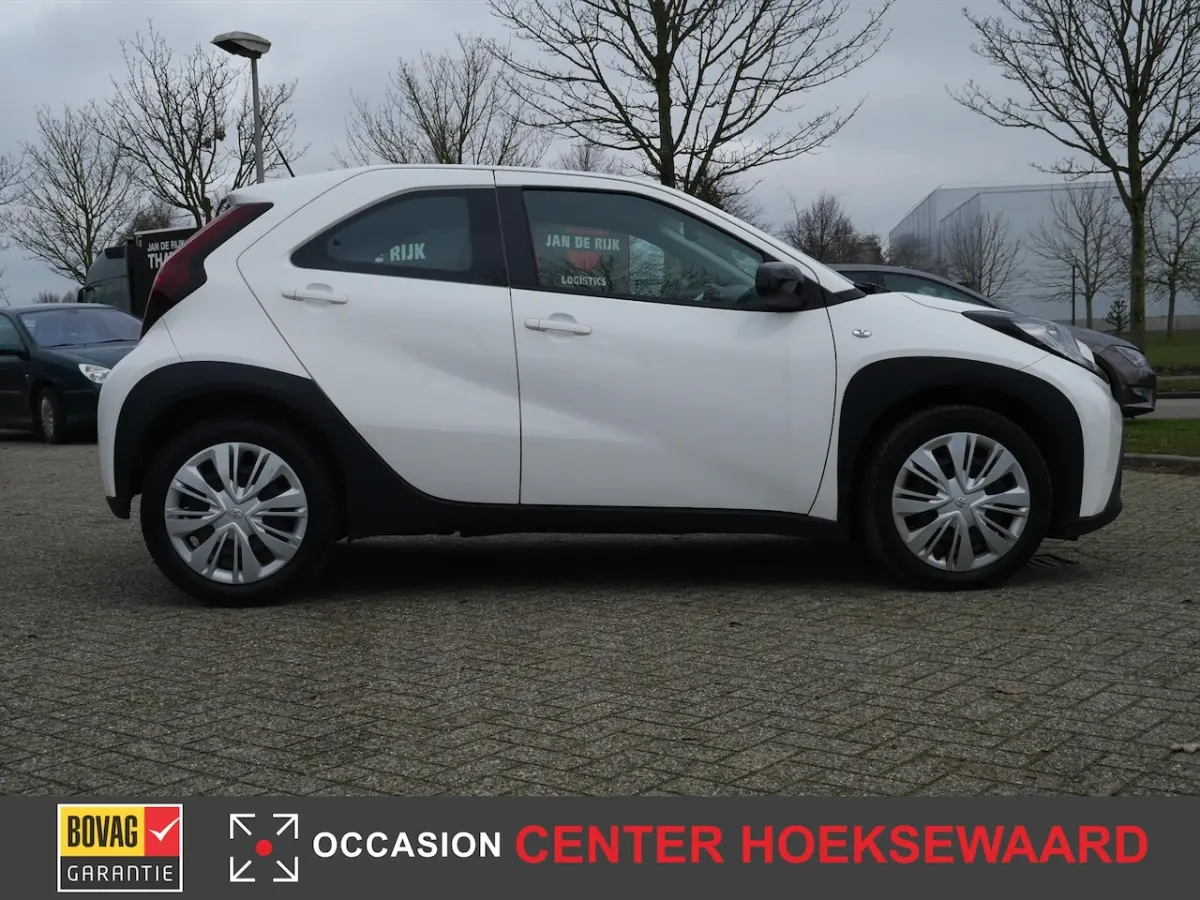 1.0 VVT-i MT 72pk Play | Carplay | Cruise | Camera |