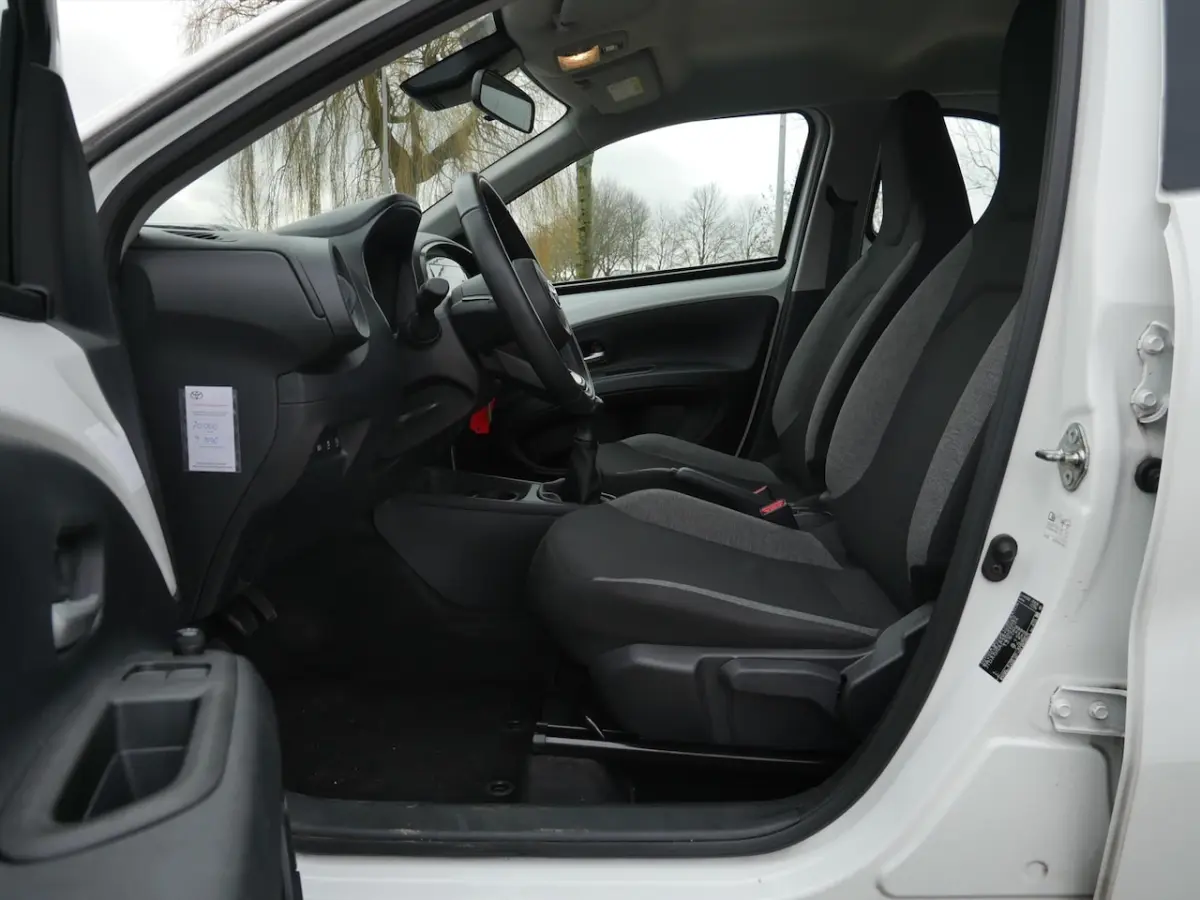1.0 VVT-i MT 72pk Play | Carplay | Cruise | Camera |