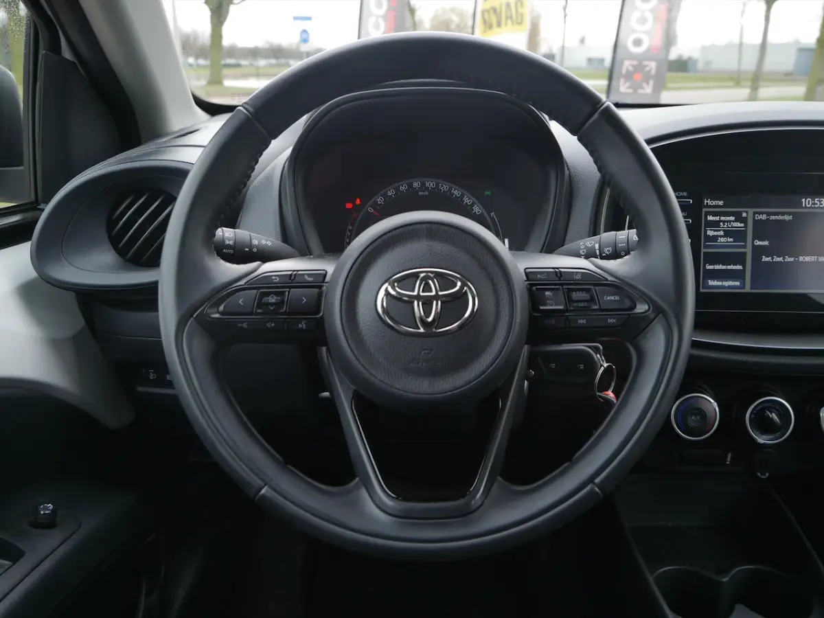 1.0 VVT-i MT 72pk Play | Carplay | Cruise | Camera |