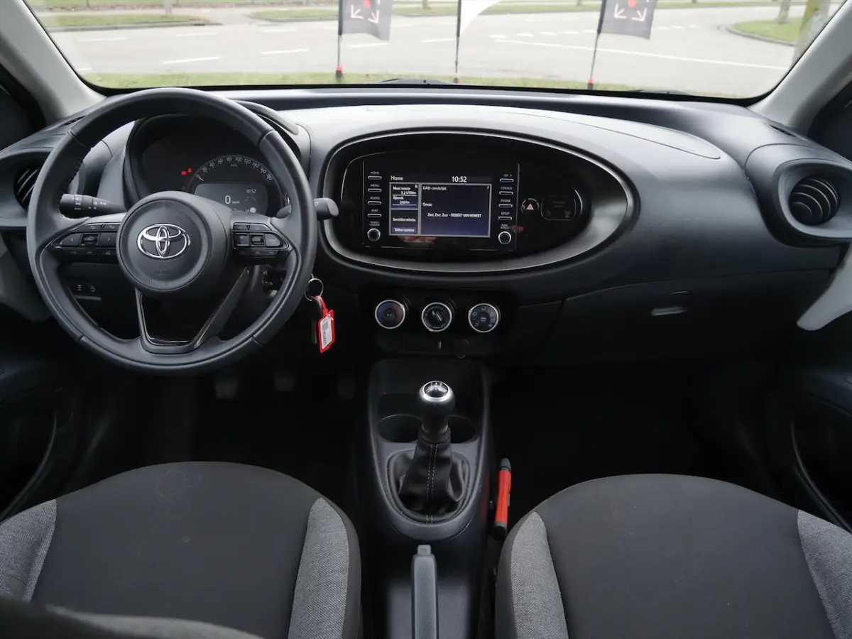 1.0 VVT-i MT 72pk Play | Carplay | Cruise | Camera |