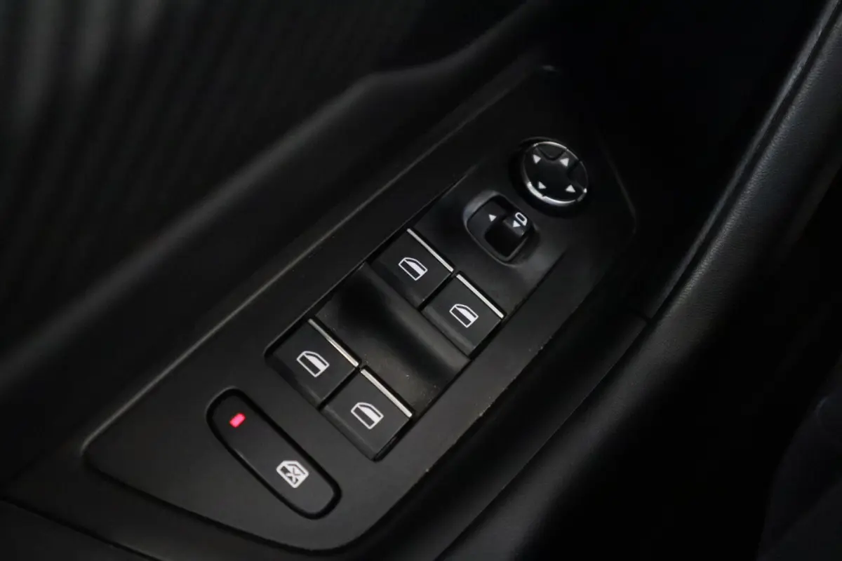 1.6 PureTech Blue Lease Allure ACC Camera PDC Keyless go 24 Maanden garantie* (Vraag naar