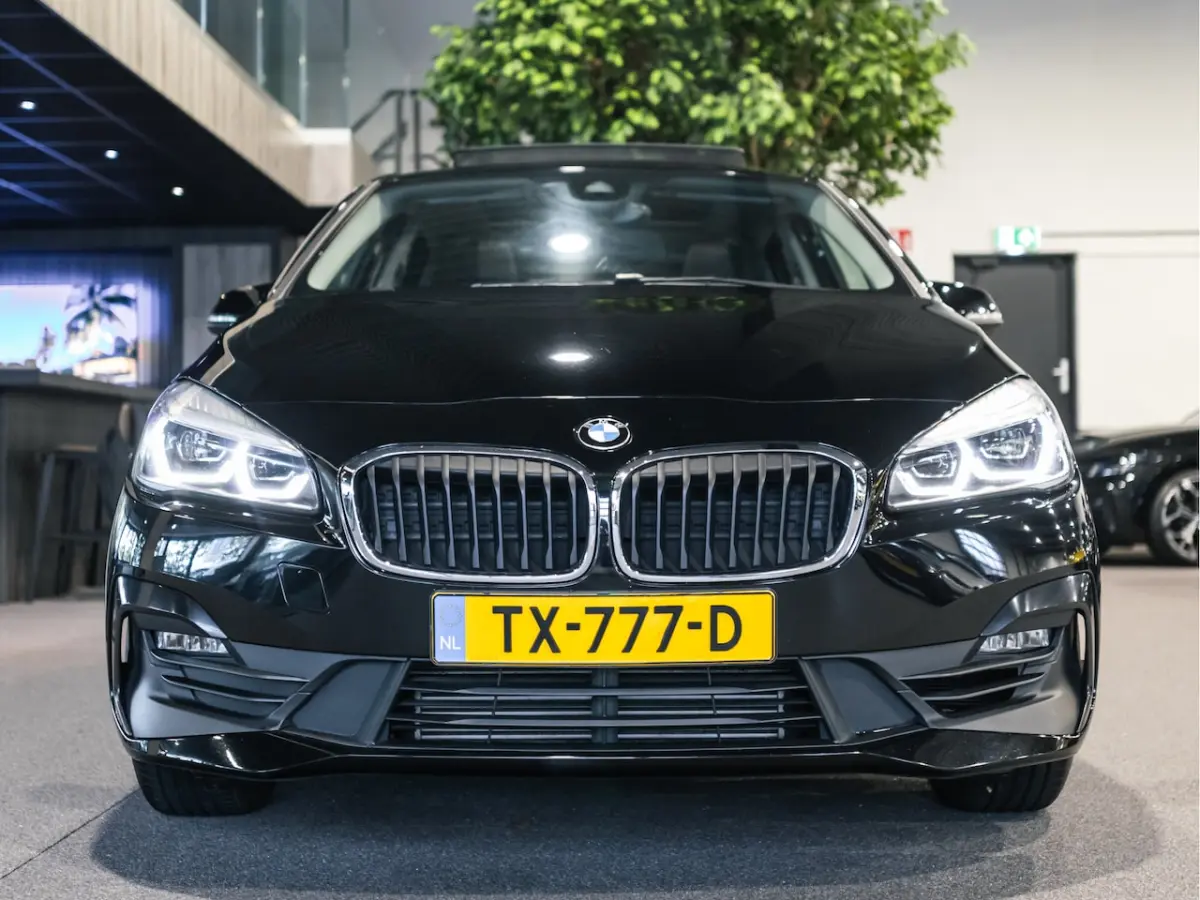 218i Corporate Lease Executive Facelift | Panorama | Navigatie | Trekhaak | LED