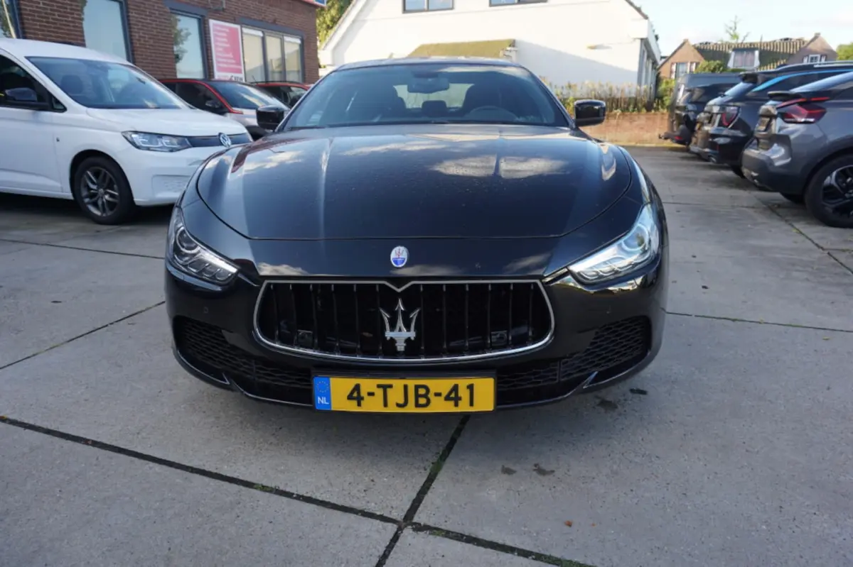 330 pk V6 RWD