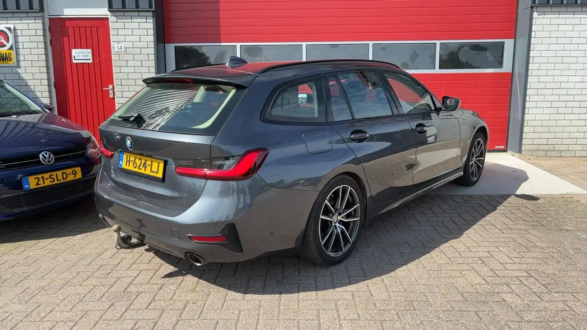 320i High Executive Edition AUTOMAAT / TREKHAAK / SFEER / BLACK OPTIC / STOELVERW / CARPLA